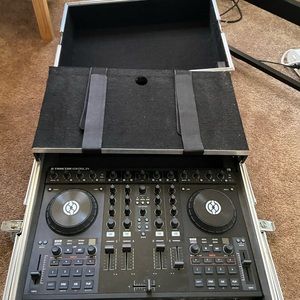 Native Instruments - Traktor Kontrol S4